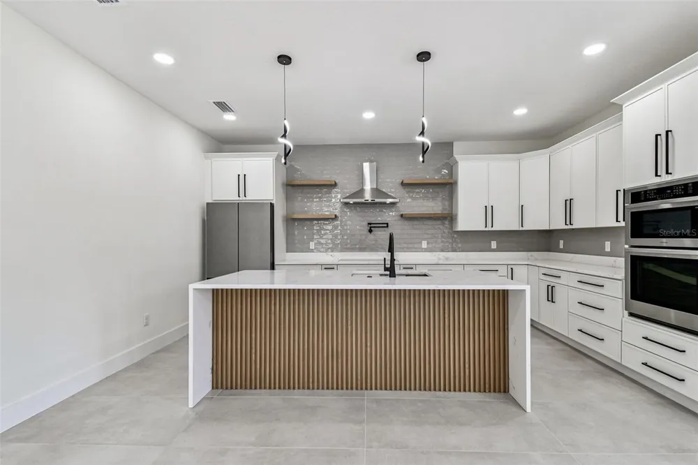 3017 W SPRUCE STREET Tampa, FL 33607