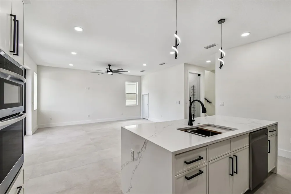 3017 W SPRUCE STREET Tampa, FL 33607