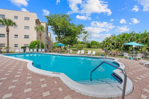 1040 Country Club Dr #208