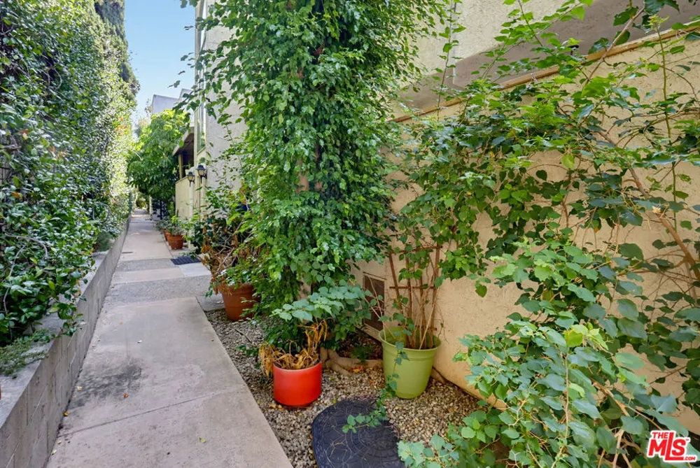 5339 Coldwater Canyon Avenue #B Los Angeles, CA 91401