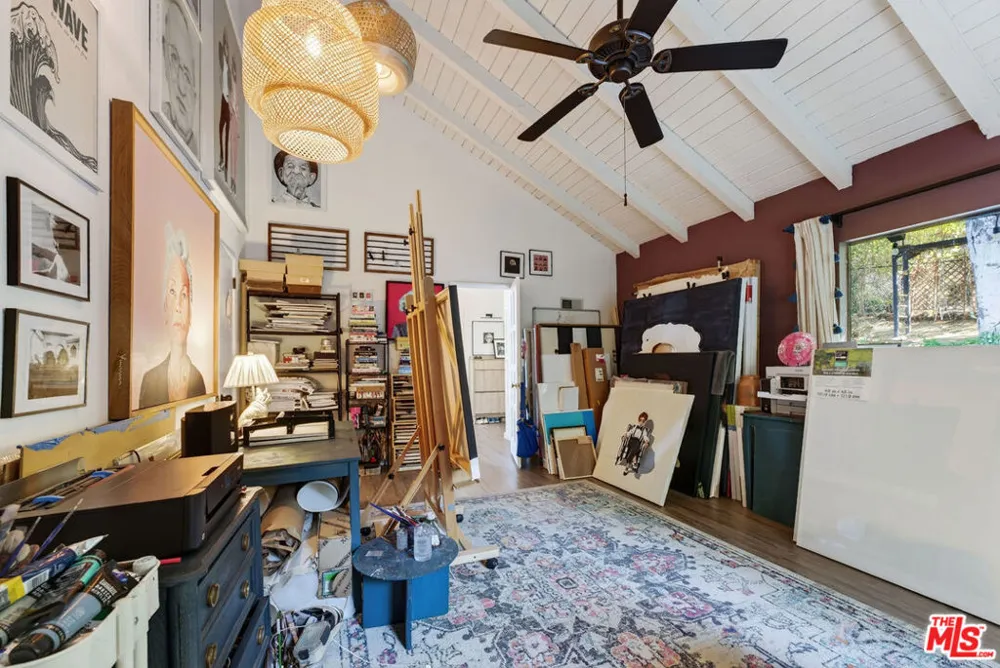 1825 Helmet Trail Topanga, CA 90290