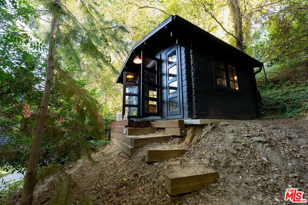 1825 Helmet Trail Topanga, CA 90290
