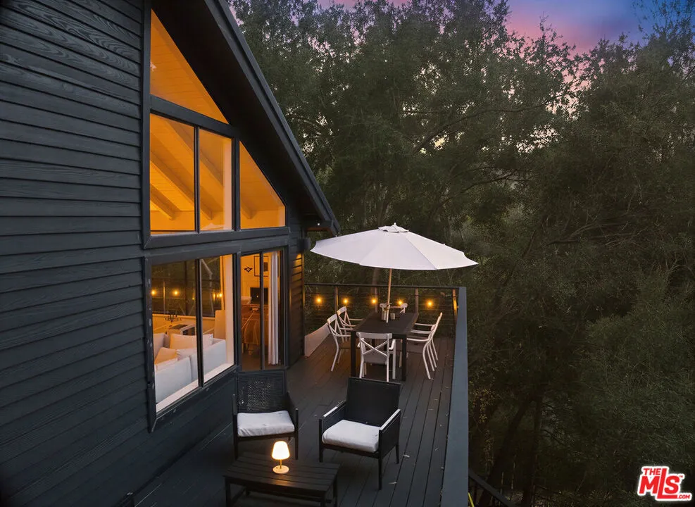 1825 Helmet Trail Topanga, CA 90290