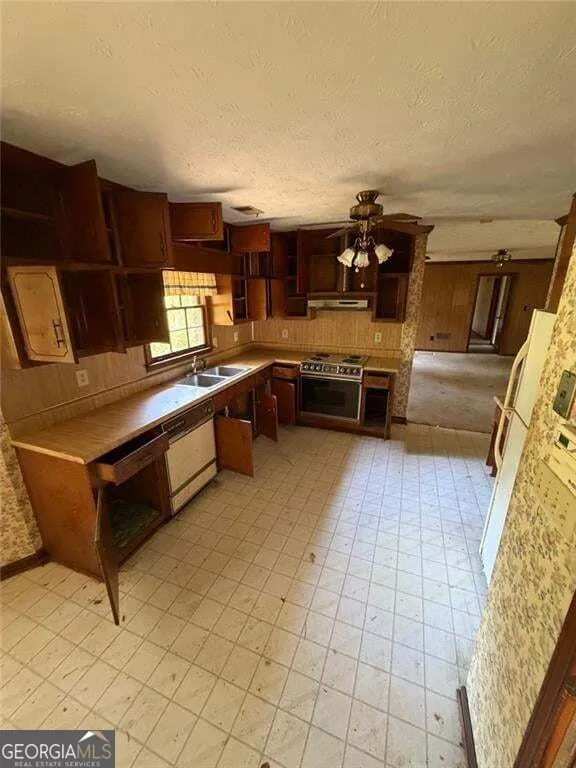 149 Hill LN Ellenwood, GA 30294