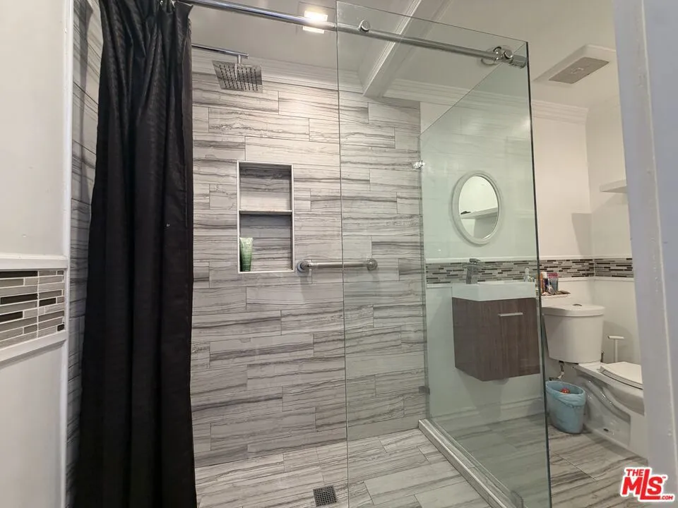 6840 Balboa Boulevard #507 Los Angeles, CA 91406