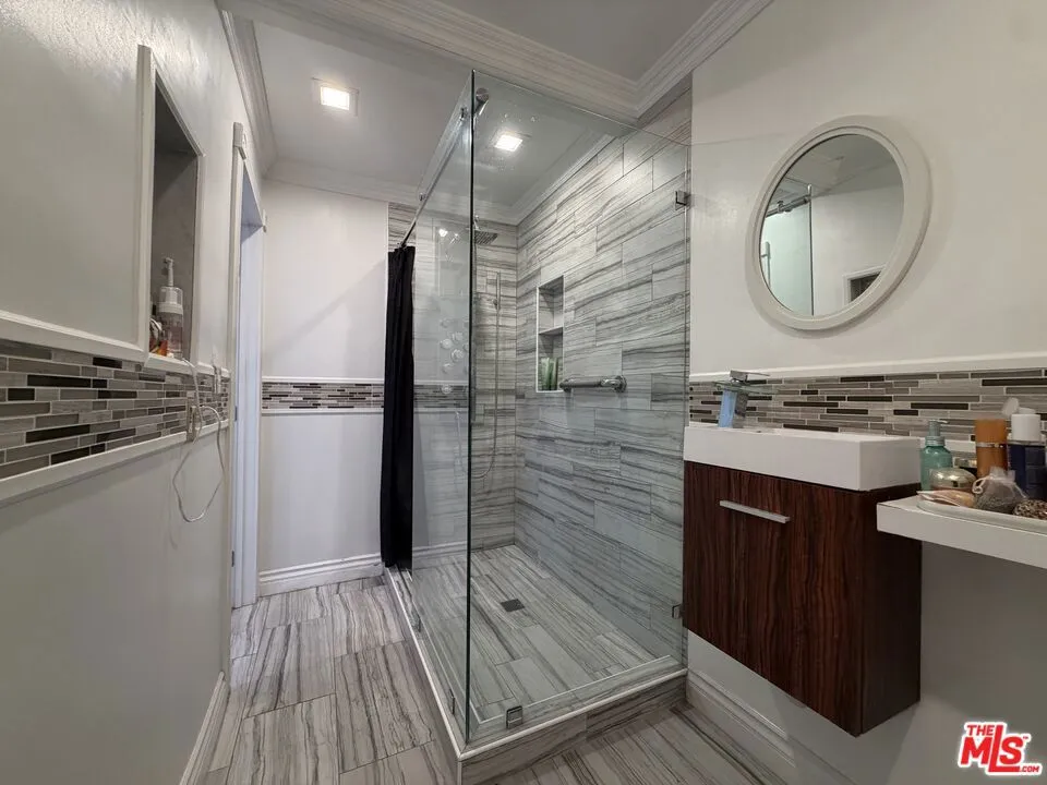 6840 Balboa Boulevard #507 Los Angeles, CA 91406