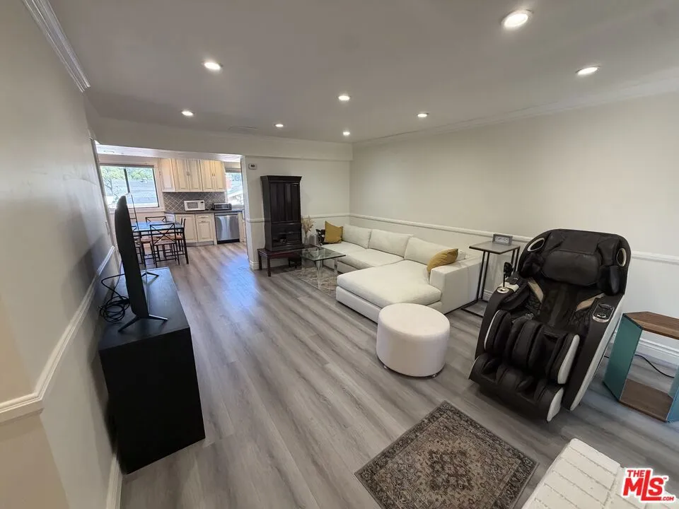 6840 Balboa Boulevard #507 Los Angeles, CA 91406