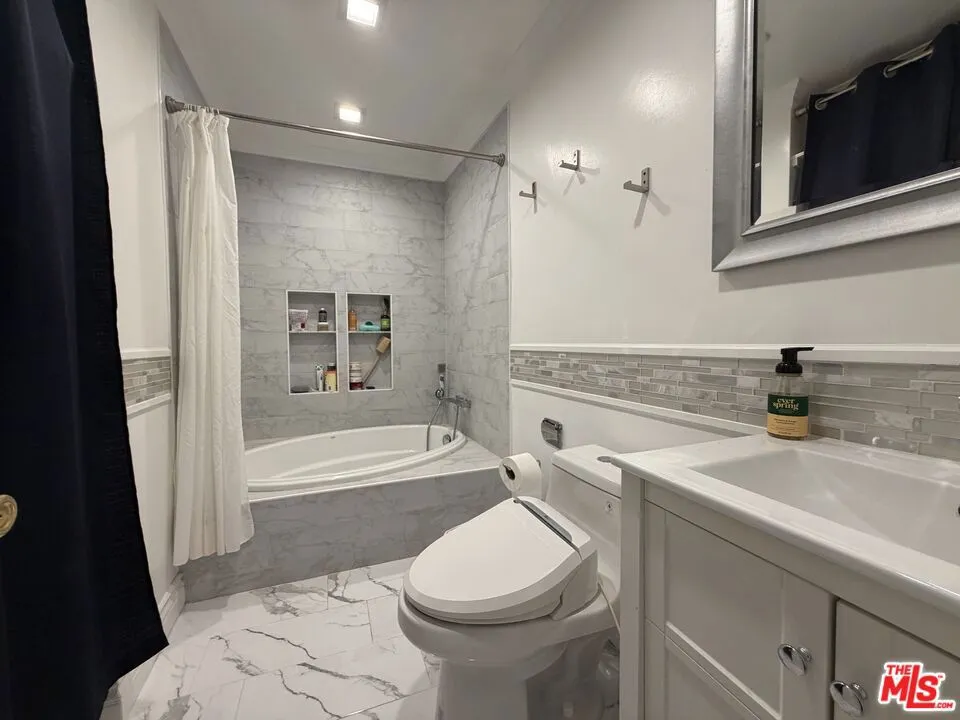 6840 Balboa Boulevard #507 Los Angeles, CA 91406