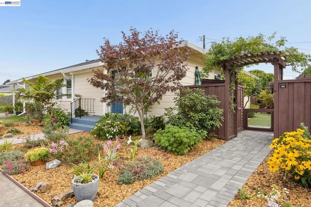 104 Cypress St Alameda, CA 94501