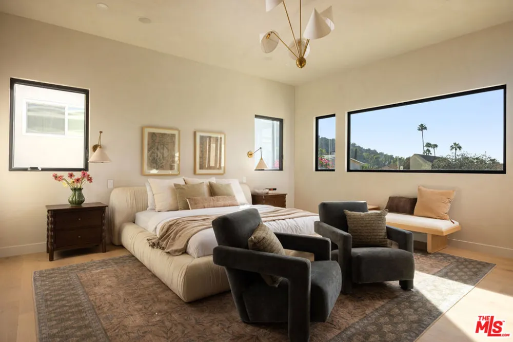 2968 Dona Susana Drive Los Angeles, CA 91604
