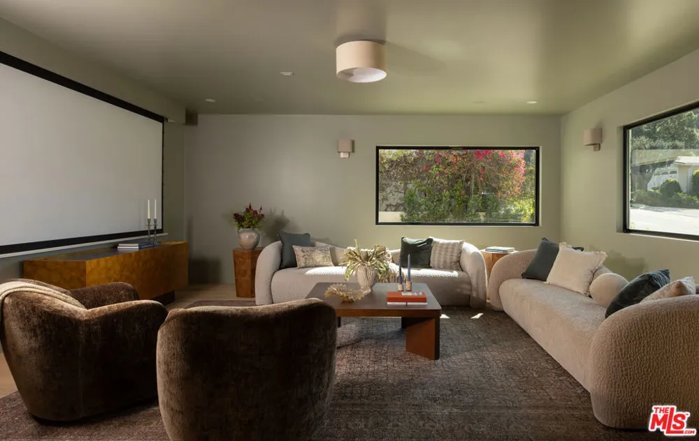 2968 Dona Susana Drive Los Angeles, CA 91604