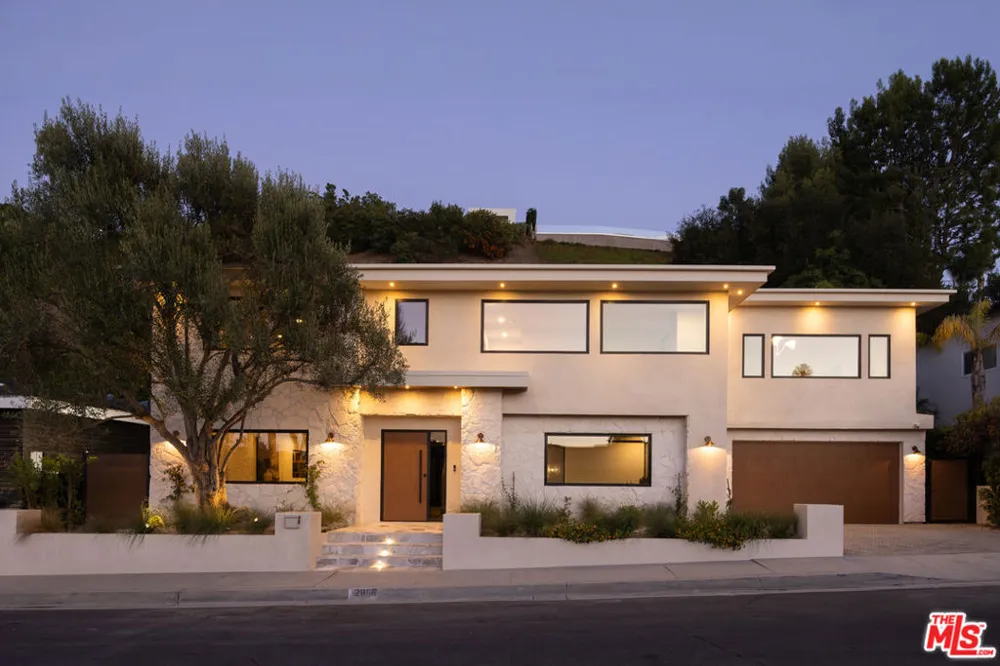 2968 Dona Susana Drive Los Angeles, CA 91604