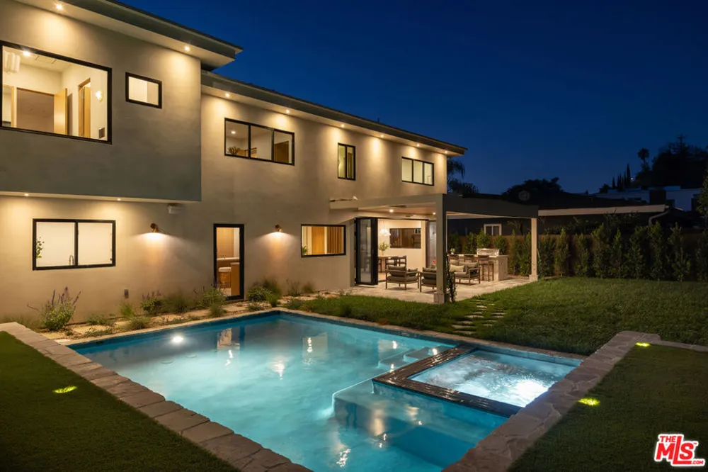 2968 Dona Susana Drive Los Angeles, CA 91604