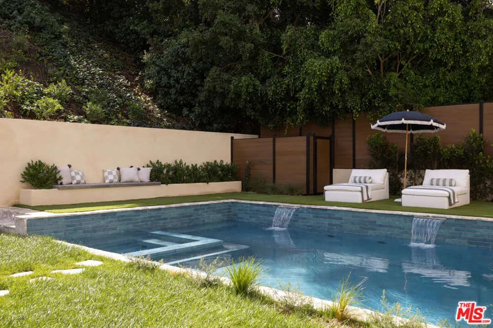 2968 Dona Susana Drive Los Angeles, CA 91604