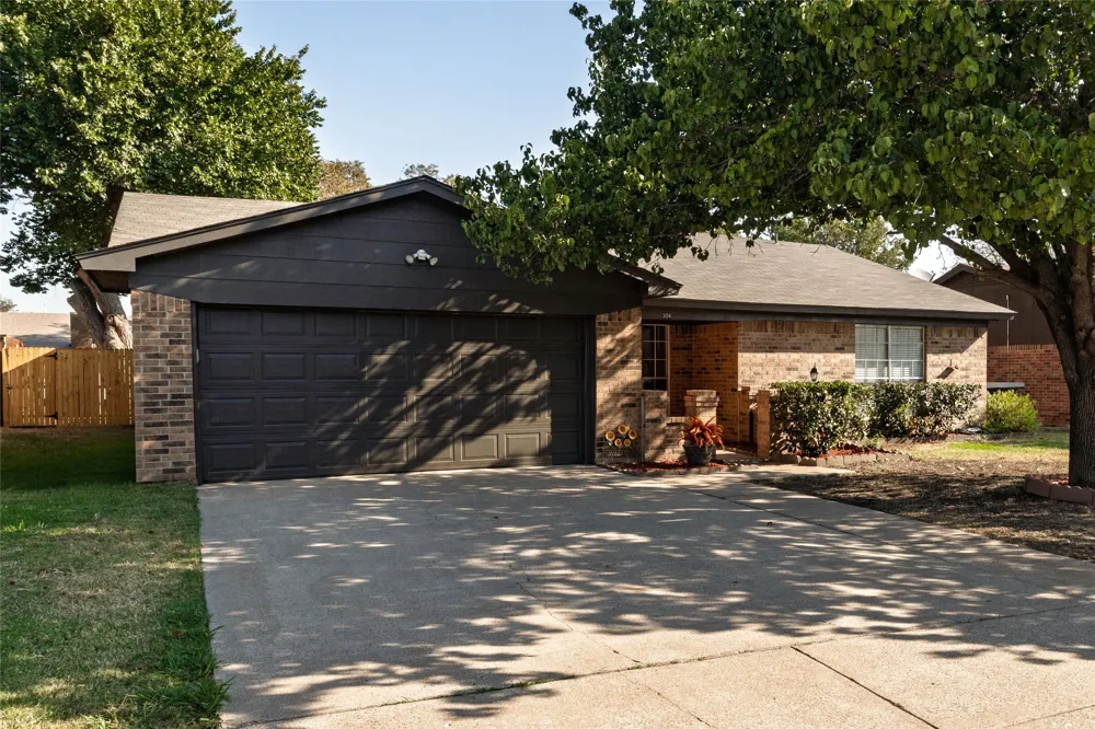 304 Cambridge Drive Saginaw, TX 76179