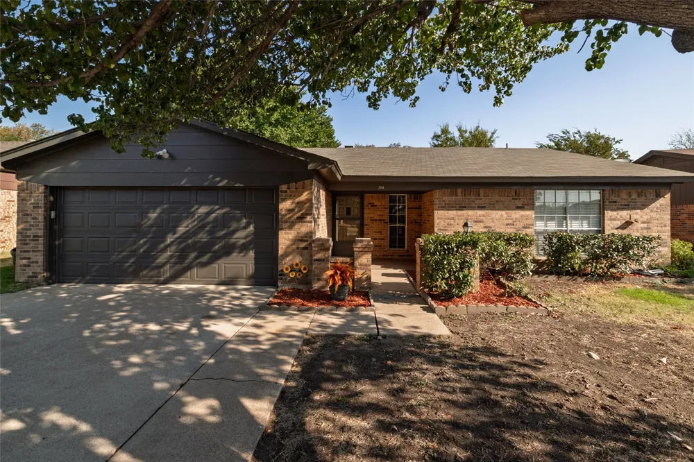 304 Cambridge Drive Saginaw, TX 76179