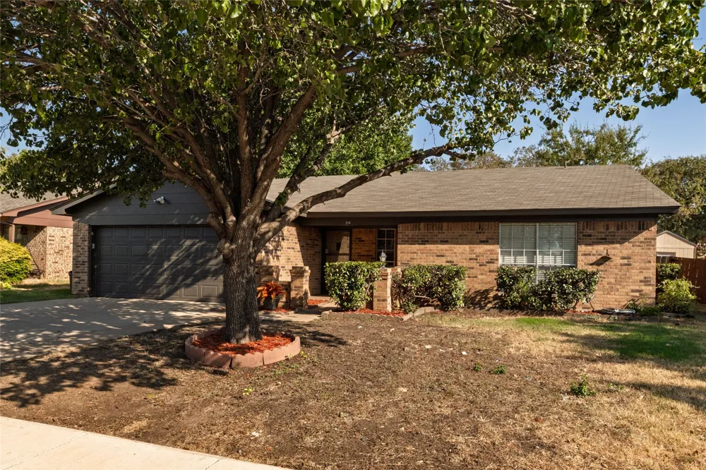 304 Cambridge Drive Saginaw, TX 76179