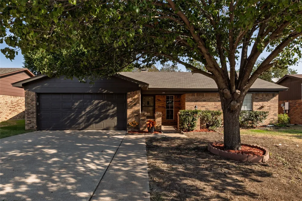 304 Cambridge Drive Saginaw, TX 76179