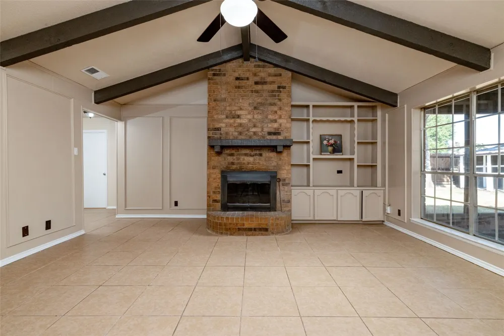 304 Cambridge Drive Saginaw, TX 76179
