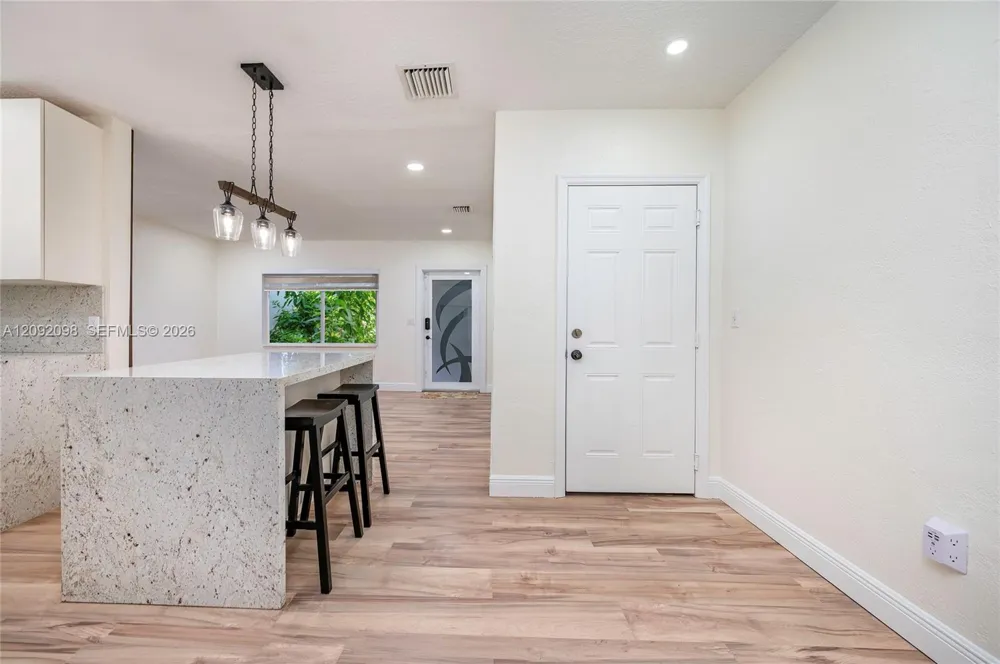 589 Miller Dr Miami Springs, FL 33166