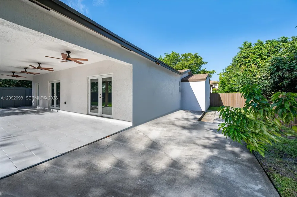589 Miller Dr Miami Springs, FL 33166