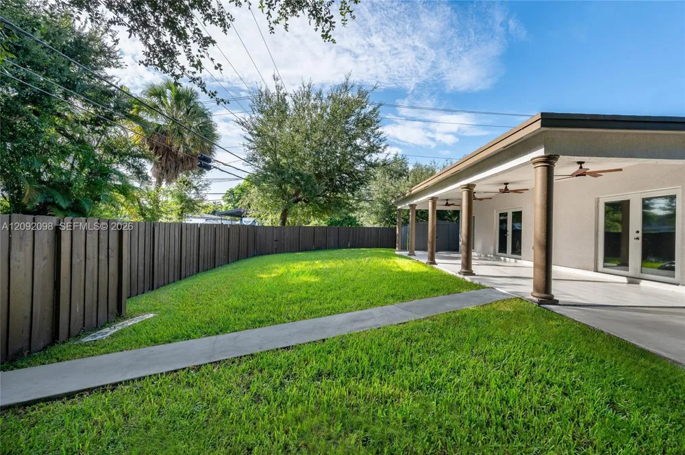 589 Miller Dr Miami Springs, FL 33166
