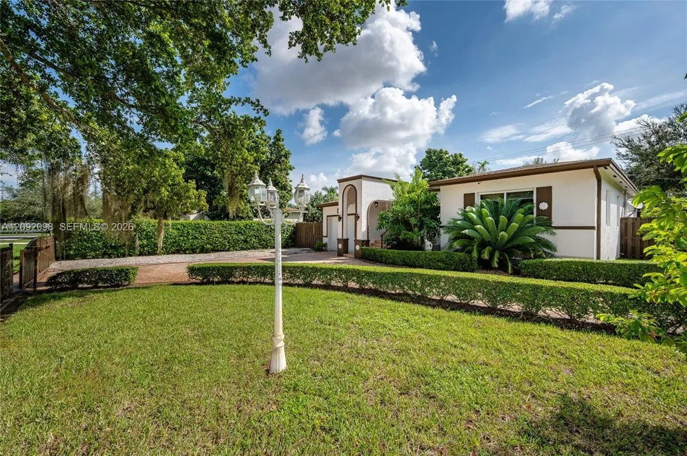589 Miller Dr Miami Springs, FL 33166
