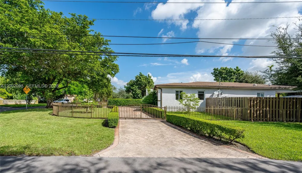 589 Miller Dr Miami Springs, FL 33166
