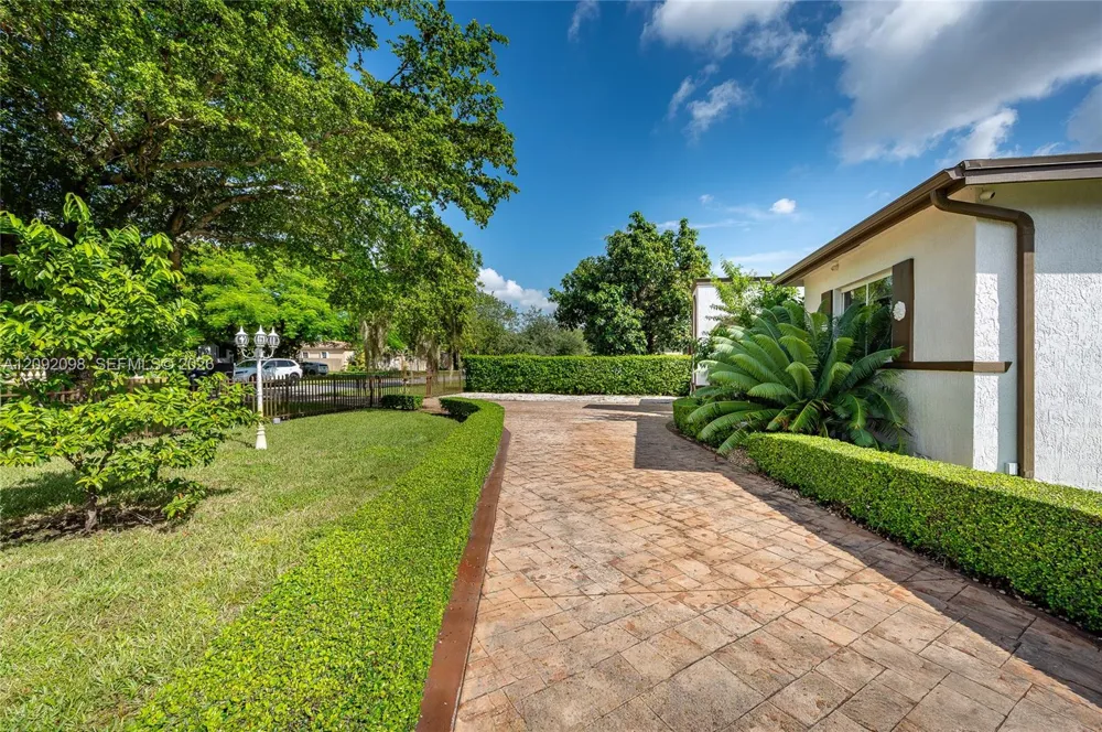 589 Miller Dr Miami Springs, FL 33166