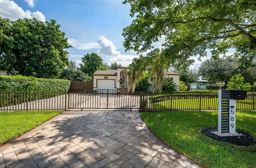 589 Miller Dr Miami Springs, FL 33166