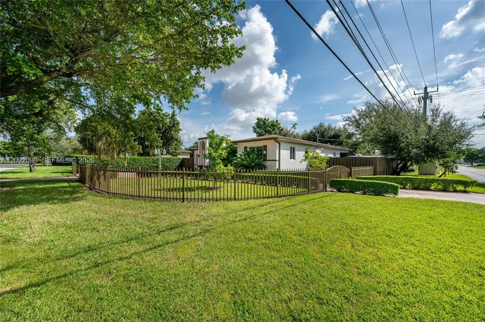 589 Miller Dr Miami Springs, FL 33166