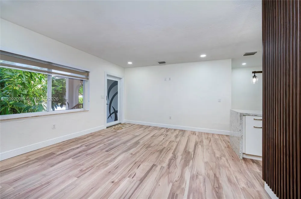 589 Miller Dr Miami Springs, FL 33166
