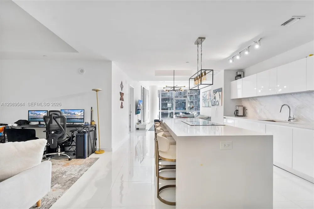 851 NE 1st Ave #1712 Miami, FL 33132