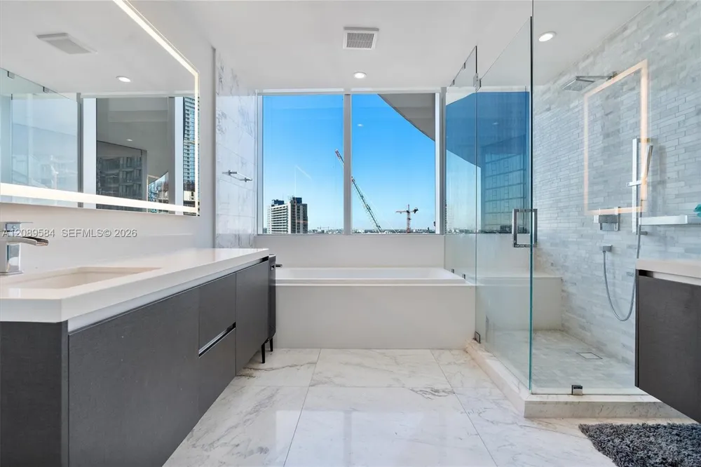 851 NE 1st Ave #1712 Miami, FL 33132