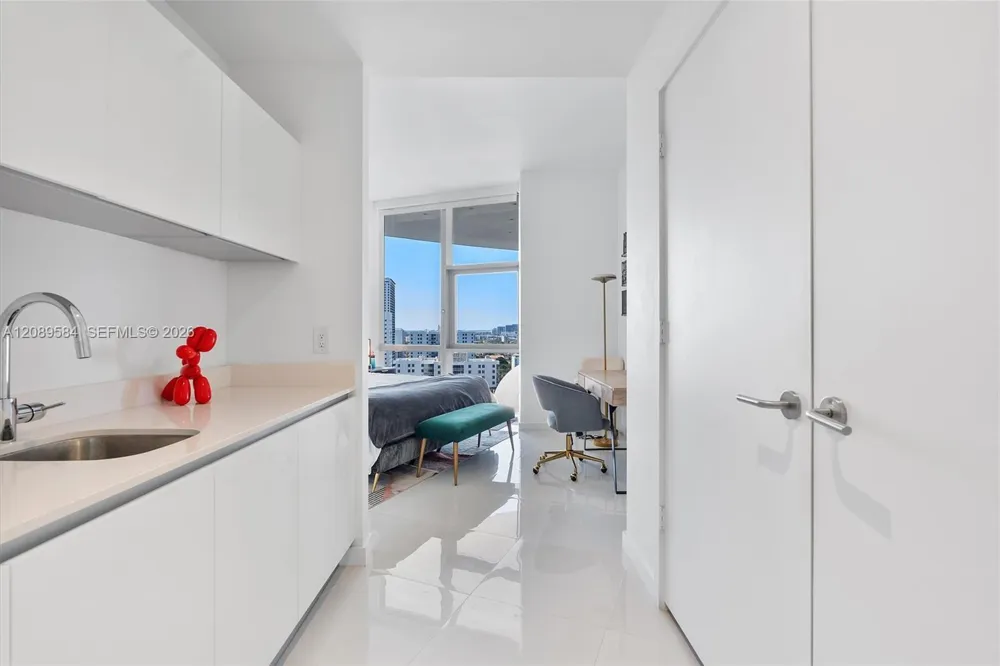 851 NE 1st Ave #1712 Miami, FL 33132