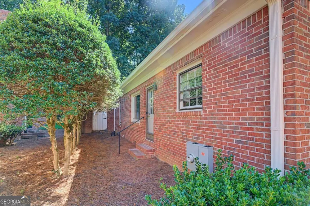 1883 Bedfordshire CT Decatur, GA 30033