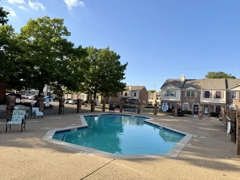 621 Carriagehouse Lane #4f