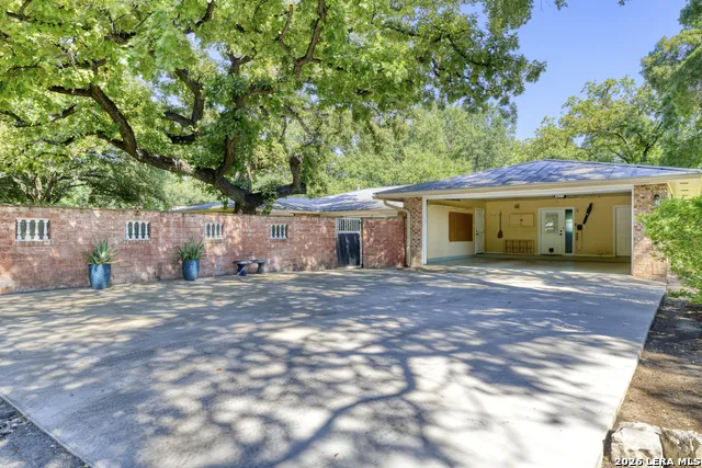 921 Maple Uvalde, TX 78801