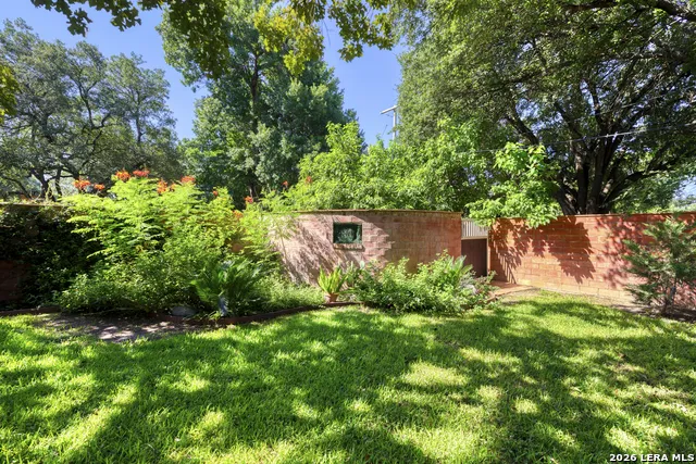 921 Maple Uvalde, TX 78801
