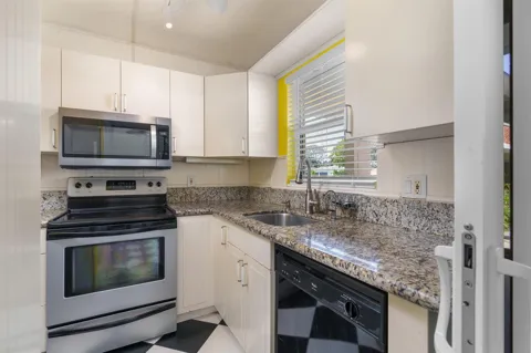 2800 NE 14TH ST Causeway #115