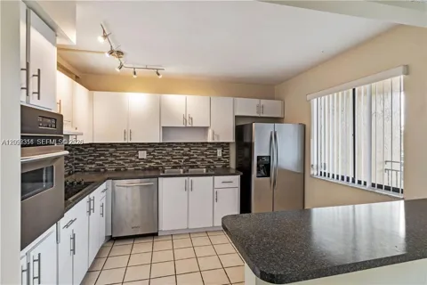 321 Lakeview Dr #204
