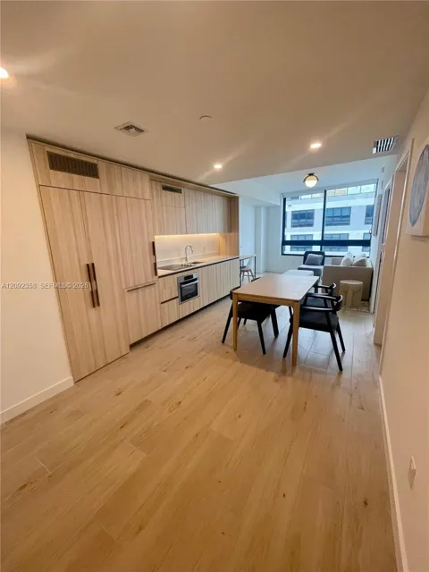 225 Miami #3104