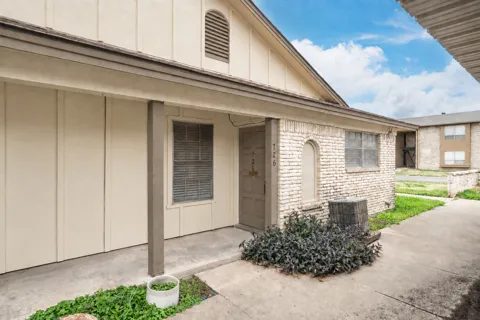 726 E Pecan Street
