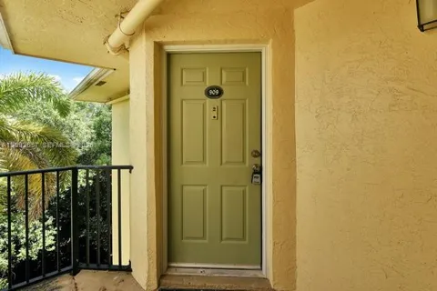 2445 SW 18th Ter #909