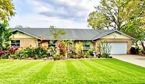 825 CAREY DRIVE