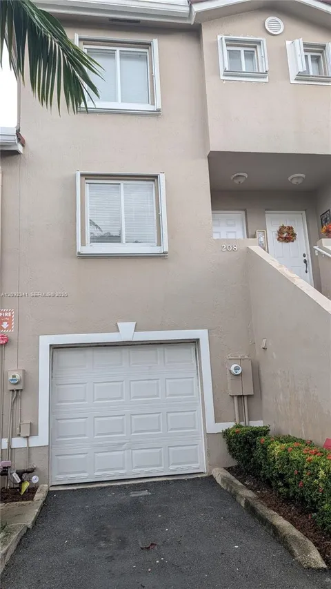 208 Riviera Cir #67-10