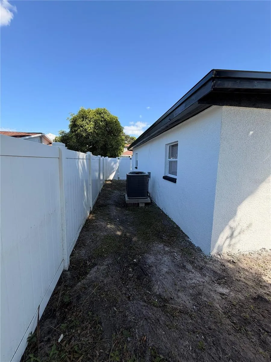 5808 LOIS AVENUE Tampa, FL 33614