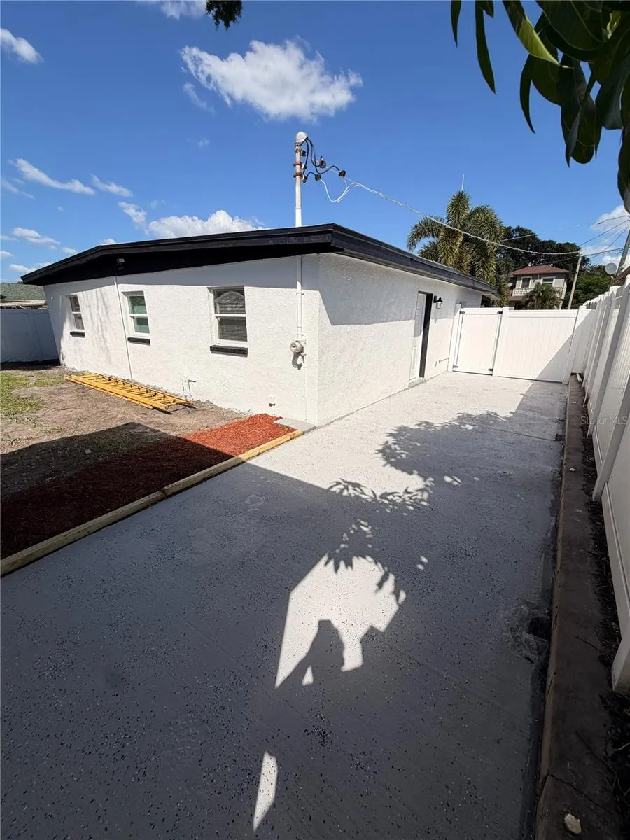 5808 LOIS AVENUE Tampa, FL 33614