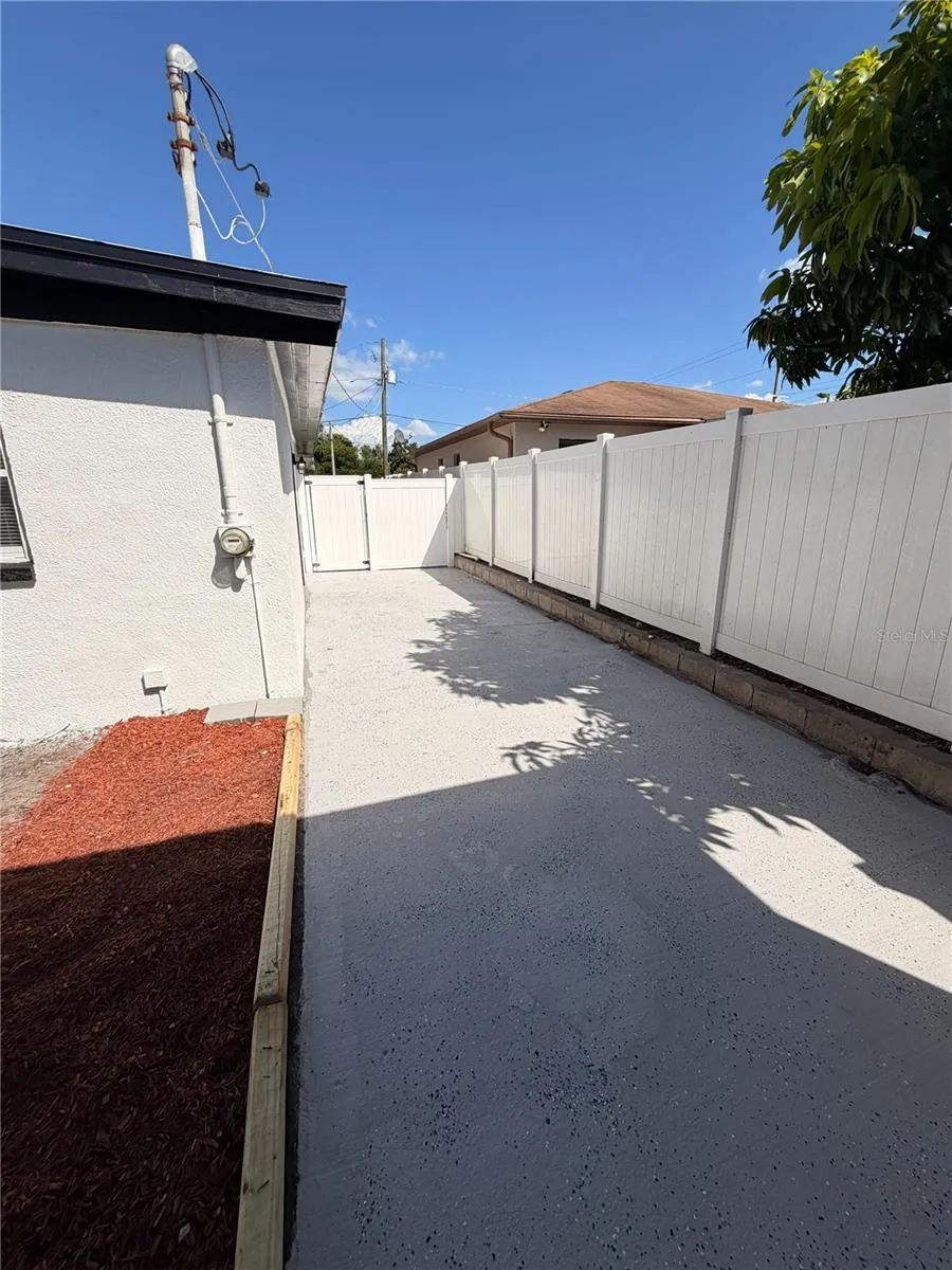 5808 LOIS AVENUE Tampa, FL 33614