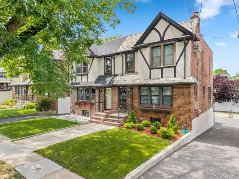 1241 Rhinelander Avenue